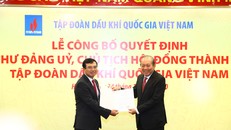 Phó Thủ tướng Thường trực trao quyết định bổ nhiệm Chủ tịch Tập đoàn Dầu khí. Ảnh VGP/Lê Sơn