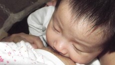 Sữa mẹ luôn là thức ăn tốt nhất cho trẻ sơ sinh và trẻ nhỏ. Ảnh: Thư Anh.