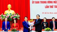 Ông Trần Thanh Mẫn, Chủ tịch Ủy ban Trung ương MTTQ Việt Nam (phải), tặng hoa chúc mừng ông Hầu A Lềnh. Ảnh: Đại Đoàn Kết