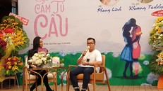 Tác giả Khương Teddy trong buổi ra mắt sách Bông cẩm tú cầu. Ảnh: NXB