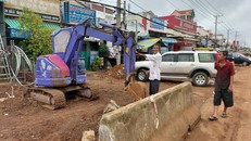 Xe múc nằm im, đất đai bị đào xới lên rồi để nguyên hiện trạng trước nhà dân. Ảnh: Xuân Thời