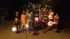 Với những đứa trẻ con nhà nghèo, theo cha mẹ sống đời ngụ cư thì Tết Trung thu là điều gì đó rất xa xỉ.