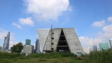 Công trình sẽ thi công trở lại vào ngày 15/10/2020 và dự kiến sẽ hoàn thành phần xây dựng trước 30/4/2021. Ảnh: Trần Anh Ngọc