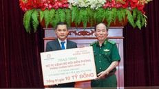 Ông Nguyễn Văn Cường - Phó Chủ tịch Tập đoàn Hưng Thịnh (bên trái) trao bảng tượng trưng cho Trung tướng Đỗ Danh Vượng - Bí thư Đảng uỷ, Chính uỷ Bộ đội Biên Phòng nhằm hỗ trợ hoạt động phòng, chống dịch Covid-19 