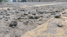 Đã có hàng chục người té vì trợt đá 1x2 trôi nổi trên mặt đường. Ảnh: Xuân Thời