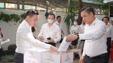 Ban lãnh đạo Tập đoàn Hưng Thịnh chung tay ủng hộ bà con vùng lũ miền Trung