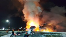 Công an PCCC huyện Thống Nhất phải dùng 3 xe chữa cháy đến hiện trường dập lửa. Ảnh: Xuân Thời