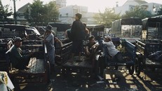 Dấn thân vào nghề này nghĩa là chấp nhận khi còn sức khoẻ thì còn kiếm ra tiền, khi mất sức đành lui về thành người thất nghiệp với những chi chít vết thương, vết sẹo trên người.