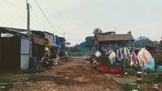 Tận dụng những khoảng đất trống của các ngôi mộ đã được bốc đi bên trong nghĩa trang Bình Hưng Hoà, nhiều người cất nhà/ chòi sinh hoạt và sống tạm. Ảnh: Bùi Kiều Trang