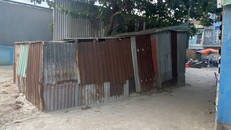 Ngôi nhà nằm trên đất công nên không thể cất nhà, chỉ được lợp những miếng tôn tạm bợ. Ảnh: Nguyễn Nhi