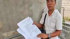 Anh Nguyễn Văn Nhanh bên những quyết định xử phạt và khởi tố. Ảnh: Xuân Thời 