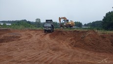 Xe múc, xe be ngang nhiên hoành hành, sau vài đêm ngọn đồi cao 2m đã …“tàng hình”. Ảnh: Xuân Thời