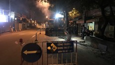 Đơn vị thi công tiến hành sửa chữa tạm mặt đường ngay trong đêm
