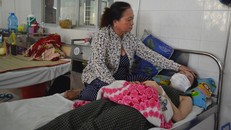 Từ khi bị hành hung đến mức ngất xỉu phải nhập viện điều trị, cô Hằng luôn trong trạng thái tinh thần vô cùng hoảng loạn 