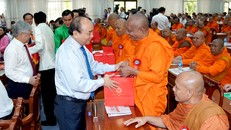 Thủ tướng Nguyễn Xuân Phúc tặng quà cho các vị sư, sãi tại buổi họp mặt