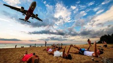 Khách du lịch tại bãi biển Mai Khao yêu thích chụp hình tại đây do có những chiếc máy bay hạ cạnh ở tầm thấp