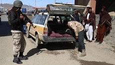 Binh sỹ Afghanistan kiểm tra tại một chốt kiểm soát an ninh. Ảnh: THX/TTXVN