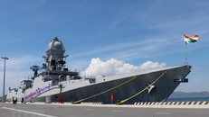 Trong ảnh: Tàu INS KOLKATA sau khi cập Cảng quốc tế Cam Ranh. (Ảnh: Tiên Minh/TTXVN)
