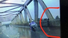 Nữ sinh Vân Anh đứng trên cầu Hồ trước khi nhảy xuống sông Đuống tự tử (ảnh do camera hành trình của người đi đường ghi lại).