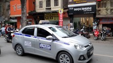 Hiện nay, về nhận diện, taxi truyền thống khác biệt rõ nhất với taxi công nghệ ở mào (hộp đèn trên nóc xe). Ảnh: Lê Phú/Báo Tin tức