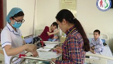 Điều trị cho bệnh nhân máu khó đông tại Viện Huyết học - Truyền máu Trung ương. (Ảnh: PV/Vietnam+)