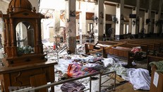 Hiện trường vụ nổ bên trong nhà thờ ở Kochchikade, Colombo, Sri Lanka, ngày 21/4/2019. (Ảnh: AFP/ TTXVN)