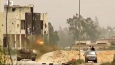 Giao tranh giữa lực lượng trung thành với Tướng Khalifa Haftar và binh sỹ quân đội Chính phủ Đoàn kết dân tộc Libya (GNA) tại khu vực ngoại ô Tripoli ngày 24/4 vừa qua. (Ảnh: AFP/TTXVN)