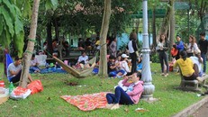 Người dân Sài Gòn mắc võng, nấu ăn trong Thảo Cầm Viên