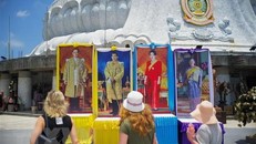 Khách du lịch tham quan một ngôi chùa ở Phuket, Thái Lan. (Nguồn: AFP/TTXVN)