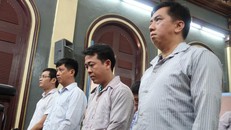 Bị cáo Nguyễn Minh Hùng (thứ 2 từ phải sang) tại phiên tòa phúc thẩm 