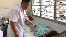 Bác sĩ Bệnh viện Ung Bướu TP HCM thăm khám cho bệnh nhân 