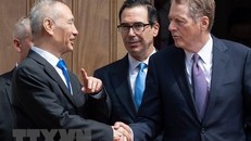 Phó Thủ tướng Trung Quốc Lưu Hạc (trái, phía trước) trong cuộc gặp Bộ trưởng Tài chính Mỹ Steven Mnuchin (thứ 2, phải) và Đại diện Thương mại Mỹ Robert Lighthizer (phải) tại Washington DC., ngày 10/5/2019. (Nguồn: AFP/TTXVN)