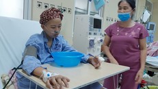 2 tháng ròng, chị Liên phải ngồi suốt 24/24h. Khi mệt mỏi quá, chị gục tạm xuống chiếc bàn nhỏ trước mặt. Do nôn liên tục nên chồng chị đã để thêm chiếc chậu nhỏ phía trên