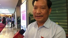 Đại biểu Chu Lê Chinh trao đổi với báo chí bên hành lang Quốc hội. Ảnh: Dung Hà