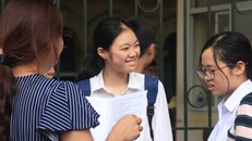 Thí sinh tỏ ra phấn khởi sau khi thi xong hai môn Tiếng Anh và Lịch sử trong kì thi vào lớp 10.