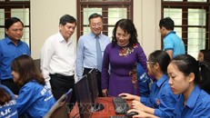 Thứ trưởng Bộ Giáo dục và Đào tạo Nguyễn Thị Nghĩa, Phó Trưởng Ban Tuyên giáo Trung ương Bùi Trường Giang và đại biểu gặp gỡ, động viên các thí sinh tham gia thi Vòng loại tại Học viện Báo chí và Tuyên truyền. Ảnh: Thanh Tùng/TTXVN