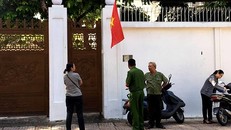 Cơ quan chức năng đứng chờ phía ngoài căn biệt thự.