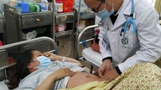 PGS.TS Đỗ Duy Cường khám cho thai phụ mắc sởi.