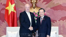 Phó Chủ tịch Quốc hội Phùng Quốc Hiển tiếp ông Jerry Cook, Phó Chủ tịch Đối ngoại Toàn đoàn Hanesbrands (Hoa Kỳ). Ảnh: Doãn Tấn/TTXVN