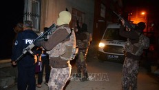 Cảnh sát Thổ Nhĩ Kỳ bắt giữ các đối tượng nghi là thành viên IS tại Adana. Ảnh: AFP/TTXVN