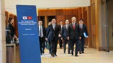 Phó Thủ tướng Vương Đình Huệ và Phó Thủ tướng Hàn Quốc Hong Nam-ki. Ảnh: Thành Chung.