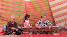 Trình diễn nghề dệt chiếu truyền thống.