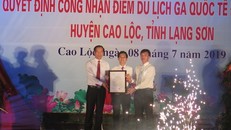 Lãnh đạo UBND tỉnh Lạng Sơn trao quyết định công nhận điểm du lịch Ga Đồng Đăng cho huyện Cao Lộc.