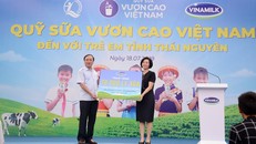 Bà Bùi Thị Hương, Giám đốc Điều hành Nhân sự, Hành chính & Đối ngoại (NS,HC&ĐN) của Vinamilk trao tặng bảng tượng trưng 70.000 ly sữa tương đương 470 triệu đồng cho 780 em học sinh có hoàn cảnh khó khăn tại Thái Nguyên.