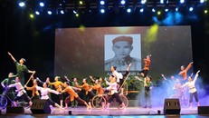 "Bước chân trên dải Trường Sơn" - một tiết mục giàu ý nghĩa của Nhà hát nghệ thuật tỉnh Vĩnh Phúc sẽ tham dự Liên hoan. Ảnh: hanoimoi