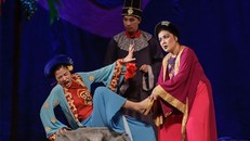 Cảnh trong vở “Tấm Cám” do đạo diễn Singapore dàn dựng trên Sân khấu Lệ Ngọc