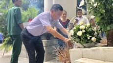 Cựu chiến binh đoàn Trường Sơn thắp hương tưởng nhớ đồng đội. (Ảnh: BL)