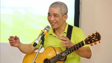 Chú thích ảnh Nhạc sĩ Trương Quý Hải hát những ca khúc về người lính tại chương trình "Giao lưu với Nhạc sỹ Trương Quý Hải và những ca khúc đi cùng năm tháng". Ảnh: Thành Đạt/TTXVN