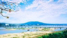 Toàn cảnh sông Trà Khúc, xa xa là núi Thiên Ấn (Ảnh: Báo Quảng Ngãi)