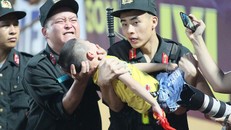 Hình ảnh Đại úy Trần Đức Giảng đưa tay để cháu bé lên cơn co giật cắn khiến nhiều người xúc động. (Ảnh: Đăng Huy)